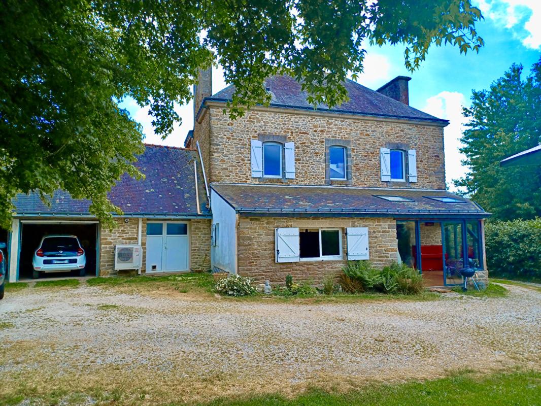LOCQUELTAS Sally HICKEY vous propose cette maison de maître caractère T7 au coeur de LOCQUALTAS, à 25 minutes de la plage. Avec de belles vues sur le bourg et son jardin paysagé avec piscine chauffée. Proche de tous commerces à pied. Au prix de 635 250 euros, HAI 14