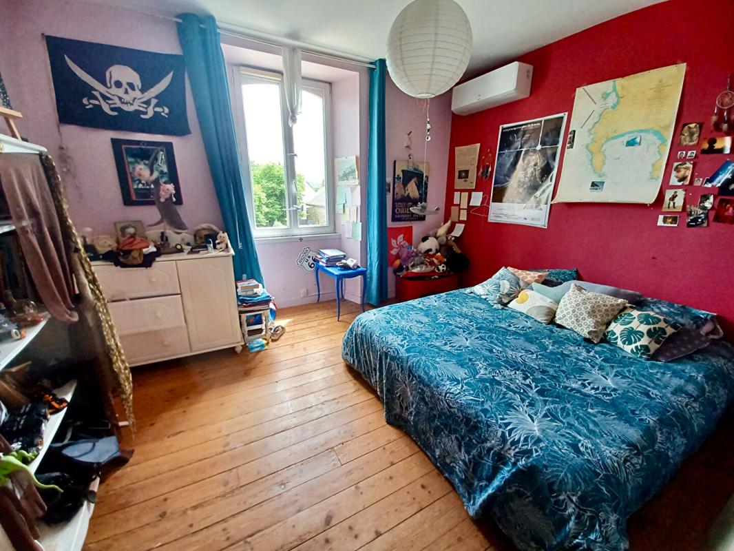 LOCQUELTAS Sally HICKEY vous propose cette maison de maître caractère T7 au coeur de LOCQUALTAS, à 25 minutes de la plage. Avec de belles vues sur le bourg et son jardin paysagé avec piscine chauffée. Proche de tous commerces à pied. Au prix de 635 250 euros, HAI 15