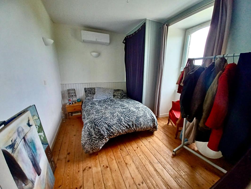 LOCQUELTAS Sally HICKEY vous propose cette maison de maître caractère T7 au coeur de LOCQUALTAS, à 25 minutes de la plage. Avec de belles vues sur le bourg et son jardin paysagé avec piscine chauffée. Proche de tous commerces à pied. Au prix de 635 250 euros, HAI 16