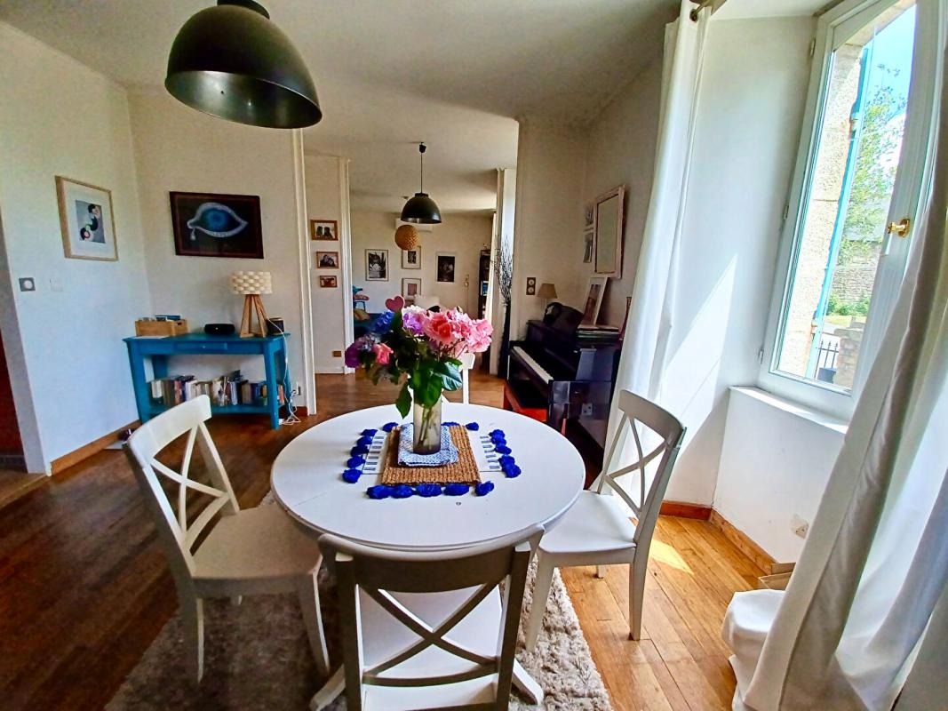 LOCQUELTAS Sally HICKEY vous propose cette maison de maître caractère T7 au coeur de LOCQUALTAS, à 25 minutes de la plage. Avec de belles vues sur le bourg et son jardin paysagé avec piscine chauffée. Proche de tous commerces à pied. Au prix de 635 250 euros, HAI 2