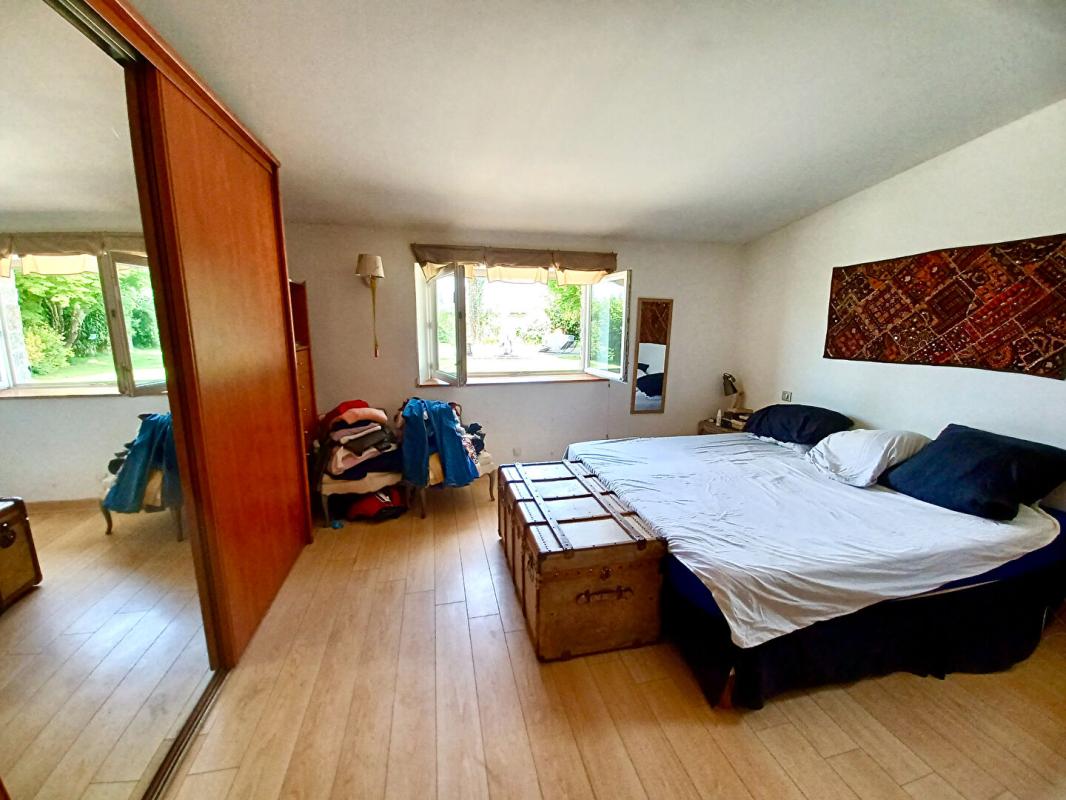 LOCQUELTAS Sally HICKEY vous propose cette maison de maître caractère T7 au coeur de LOCQUALTAS, à 25 minutes de la plage. Avec de belles vues sur le bourg et son jardin paysagé avec piscine chauffée. Proche de tous commerces à pied. Au prix de 635 250 euros, HAI 3