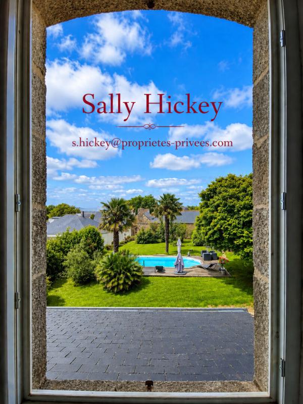 LOCQUELTAS Sally HICKEY vous propose cette maison de maître caractère T7 au coeur de LOCQUALTAS, à 25 minutes de la plage. Avec de belles vues sur le bourg et son jardin paysagé avec piscine chauffée. Proche de tous commerces à pied. Au prix de 635 250 euros, HAI 5