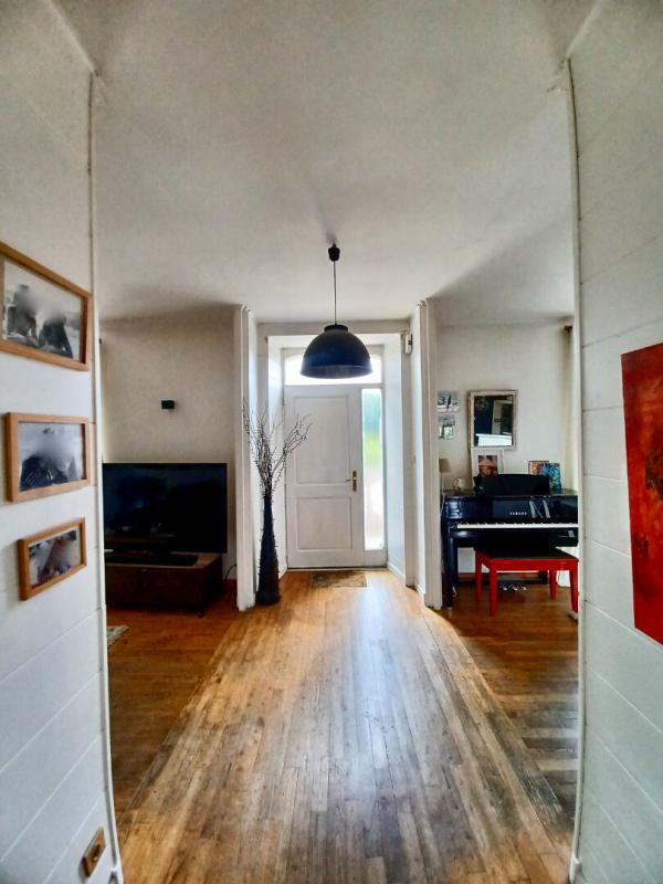 LOCQUELTAS Sally HICKEY vous propose cette maison de maître caractère T7 au coeur de LOCQUALTAS, à 25 minutes de la plage. Avec de belles vues sur le bourg et son jardin paysagé avec piscine chauffée. Proche de tous commerces à pied. Au prix de 635 250 euros, HAI 7