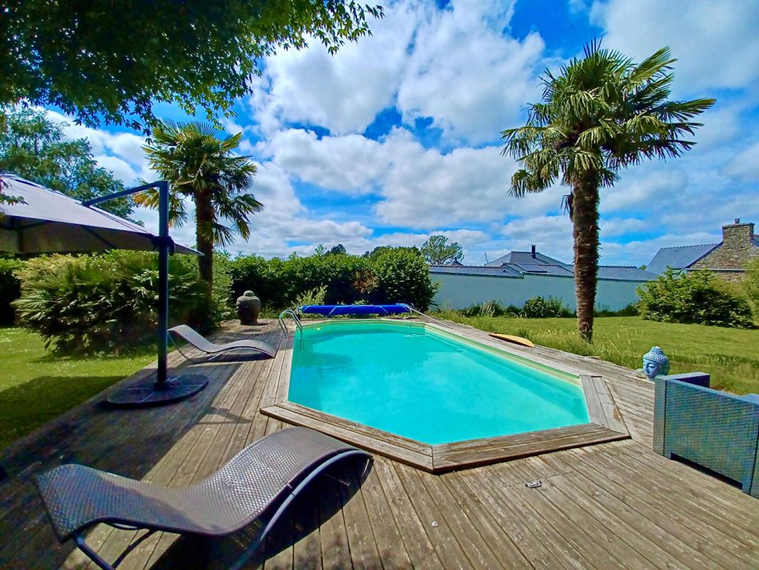 LOCQUELTAS Sally HICKEY vous propose cette maison de maître caractère T7 au coeur de LOCQUALTAS, à 25 minutes de la plage. Avec de belles vues sur le bourg et son jardin paysagé avec piscine chauffée. Proche de tous commerces à pied. Au prix de 635 250 euros, HAI 8