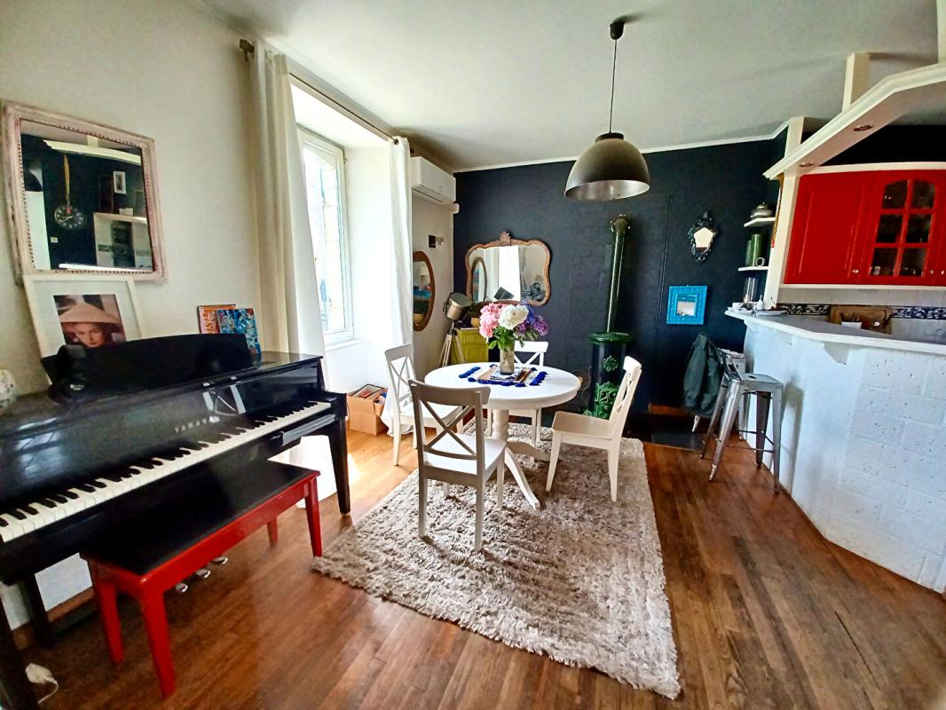 LOCQUELTAS Sally HICKEY vous propose cette maison de maître caractère T7 au coeur de LOCQUALTAS, à 25 minutes de la plage. Avec de belles vues sur le bourg et son jardin paysagé avec piscine chauffée. Proche de tous commerces à pied. Au prix de 635 250 euros, HAI 9