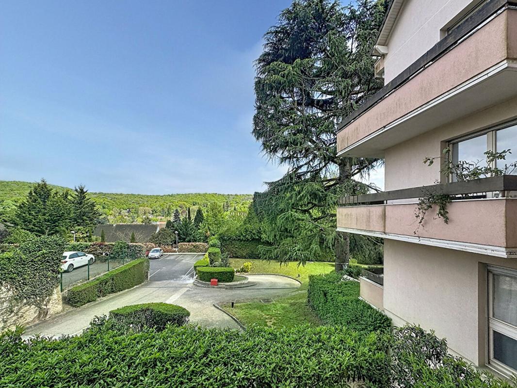 IGNY T2 AVEC TERRASSE, PARKING ET VUE FORÊT AUCUN VIS-À-VIS 2