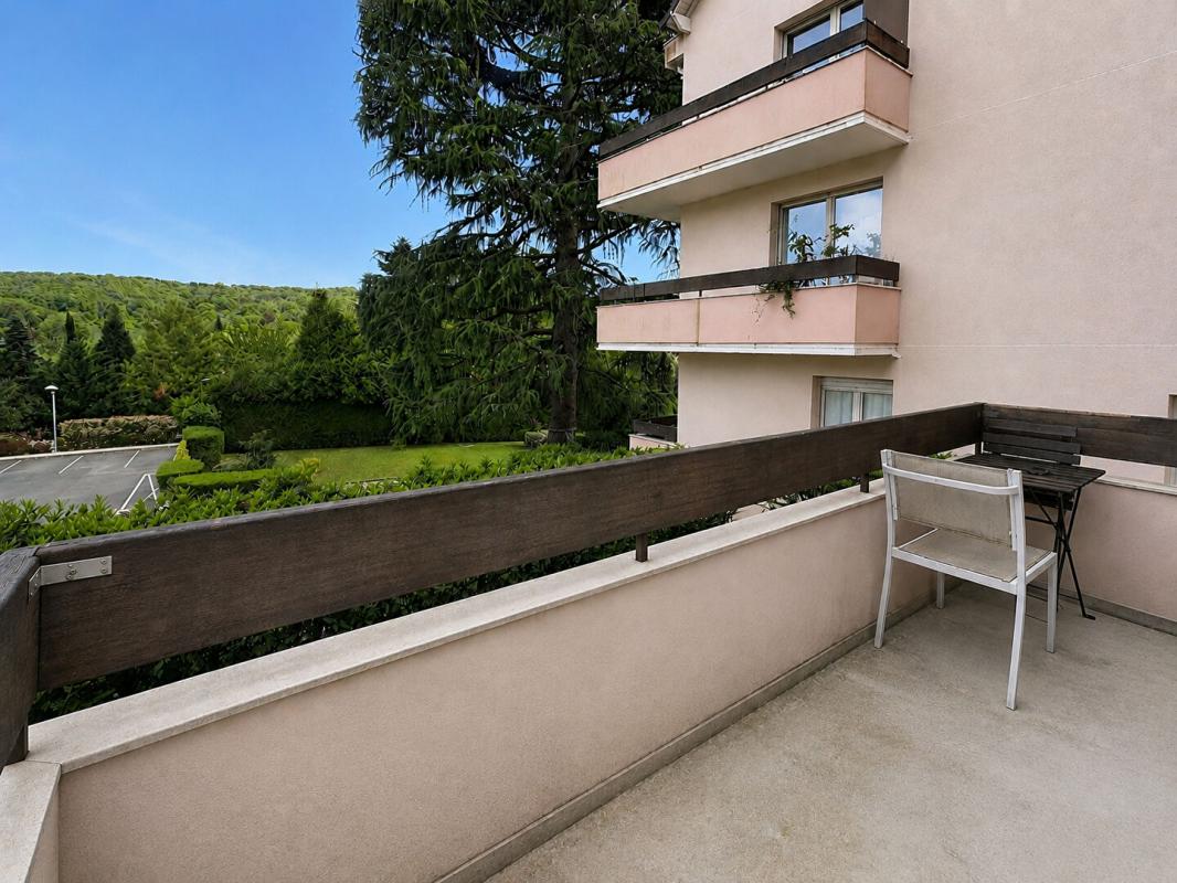 IGNY T2 AVEC TERRASSE, PARKING ET VUE FORÊT AUCUN VIS-À-VIS 5