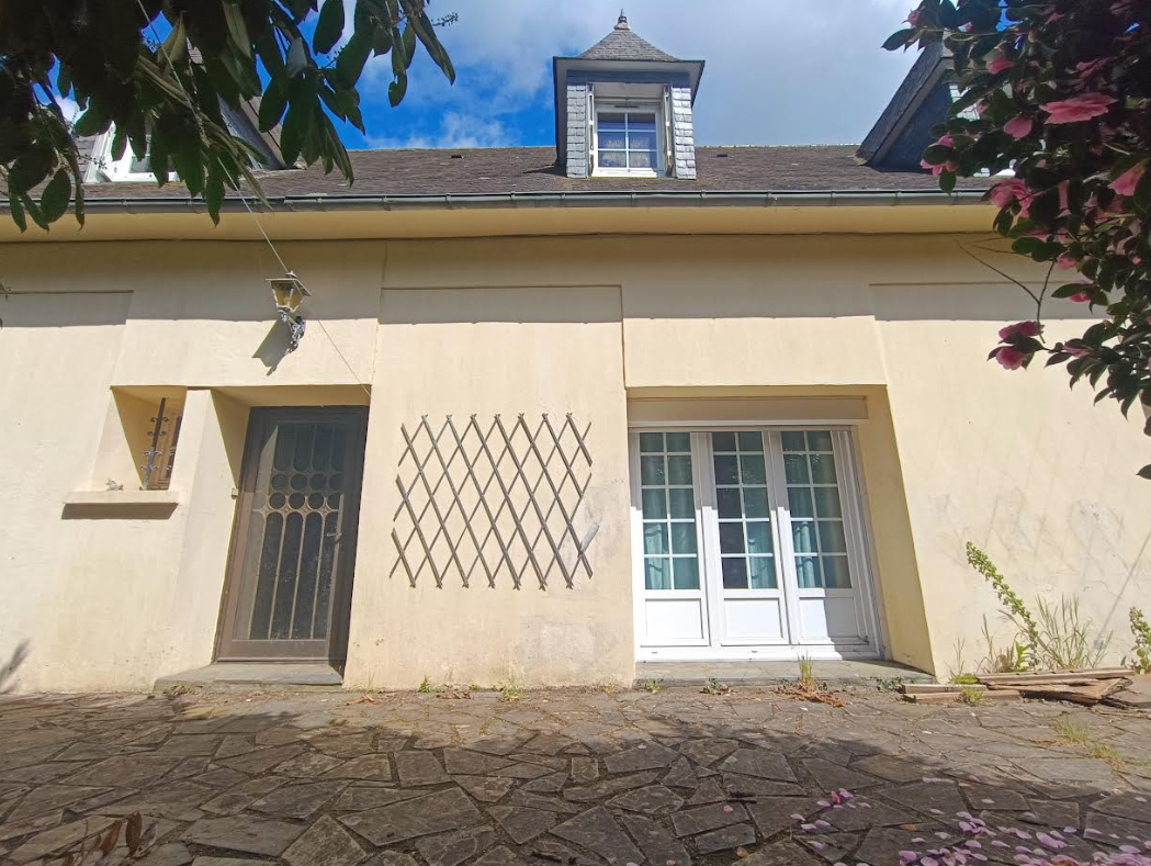 PLONEVEZ-DU-FAOU 29530 Plonevez du Faou maison familiale 7 chambres 2 salons garage sur 2800 m² 2