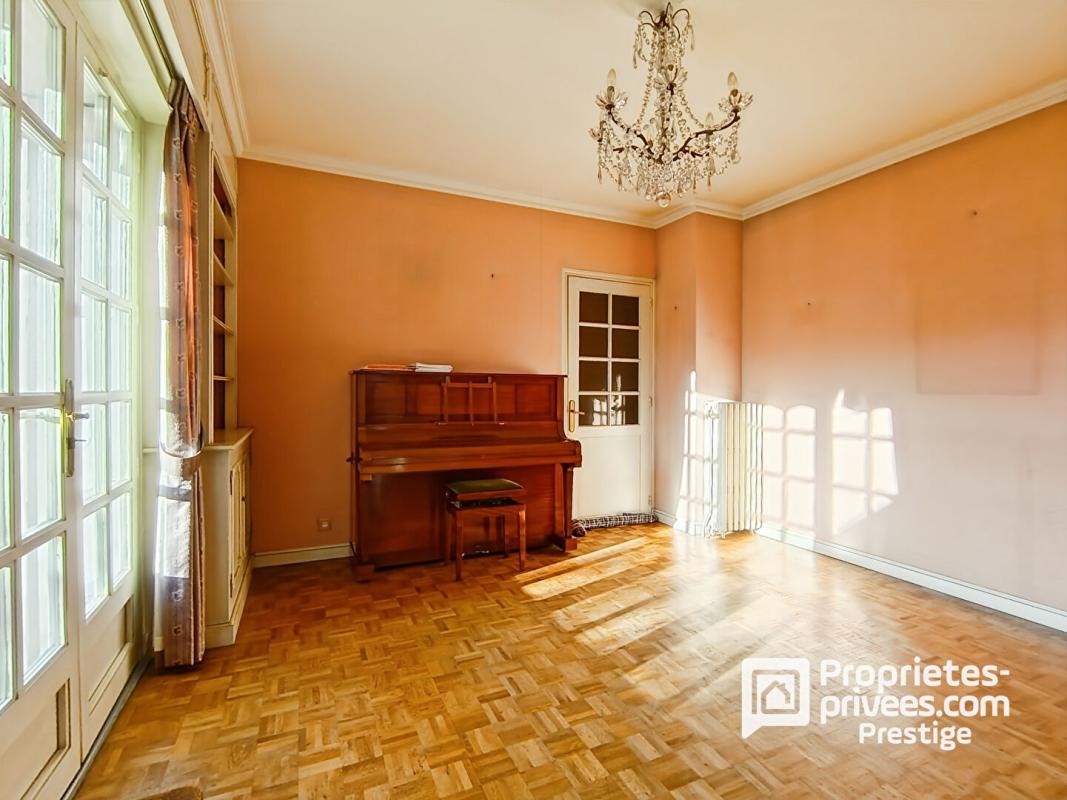 LUYNES Propriété de charme .Maison bourgeoise en tuffeau, dépendance XVII, parc paysager 11
