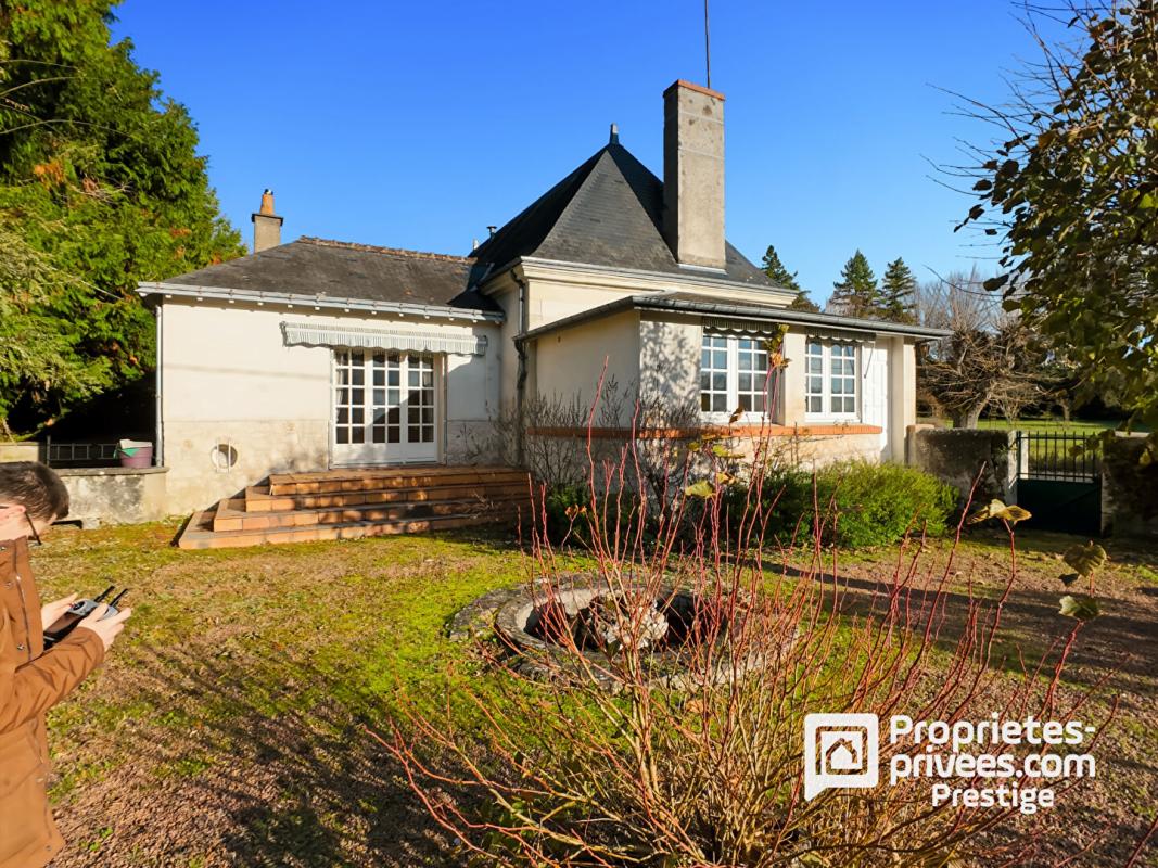 LUYNES Propriété de charme .Maison bourgeoise en tuffeau, dépendance XVII, parc paysager 18
