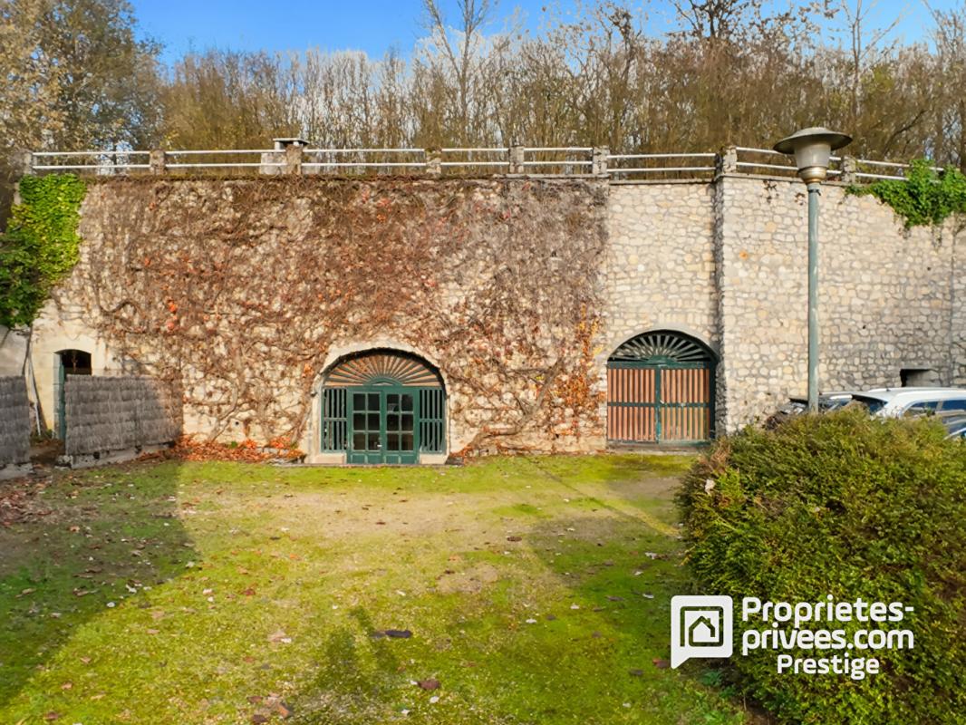LUYNES Propriété de charme .Maison bourgeoise en tuffeau, dépendance XVII, parc paysager 7
