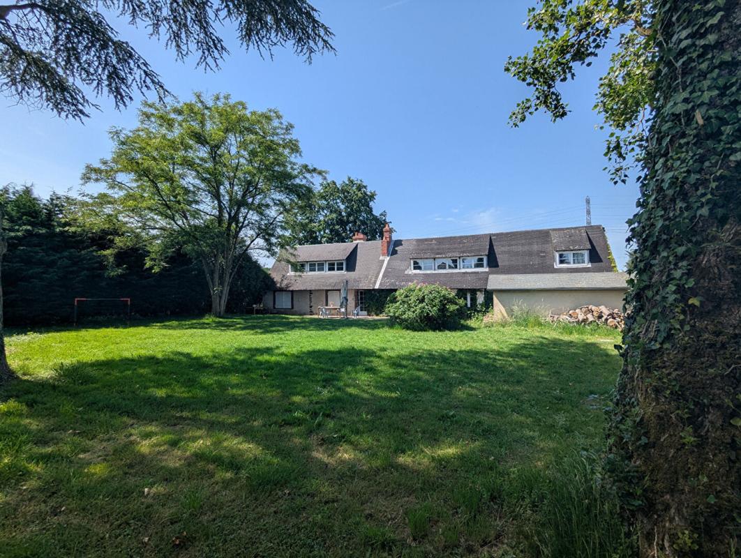 LE FAVRIL Longère d'environ 185m2 rénovée avec goût sur parcelle de 1068m2 1