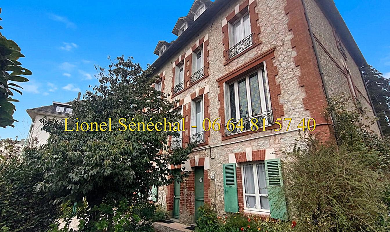 BAGNOLES-DE-L'ORNE Demeure de prestige en pierre de taille avec ses vitraux avec 12 studios pour une superficie de 300 m2 habitables en plein coeur du centre ville de Bagnoles de l' Orne 2
