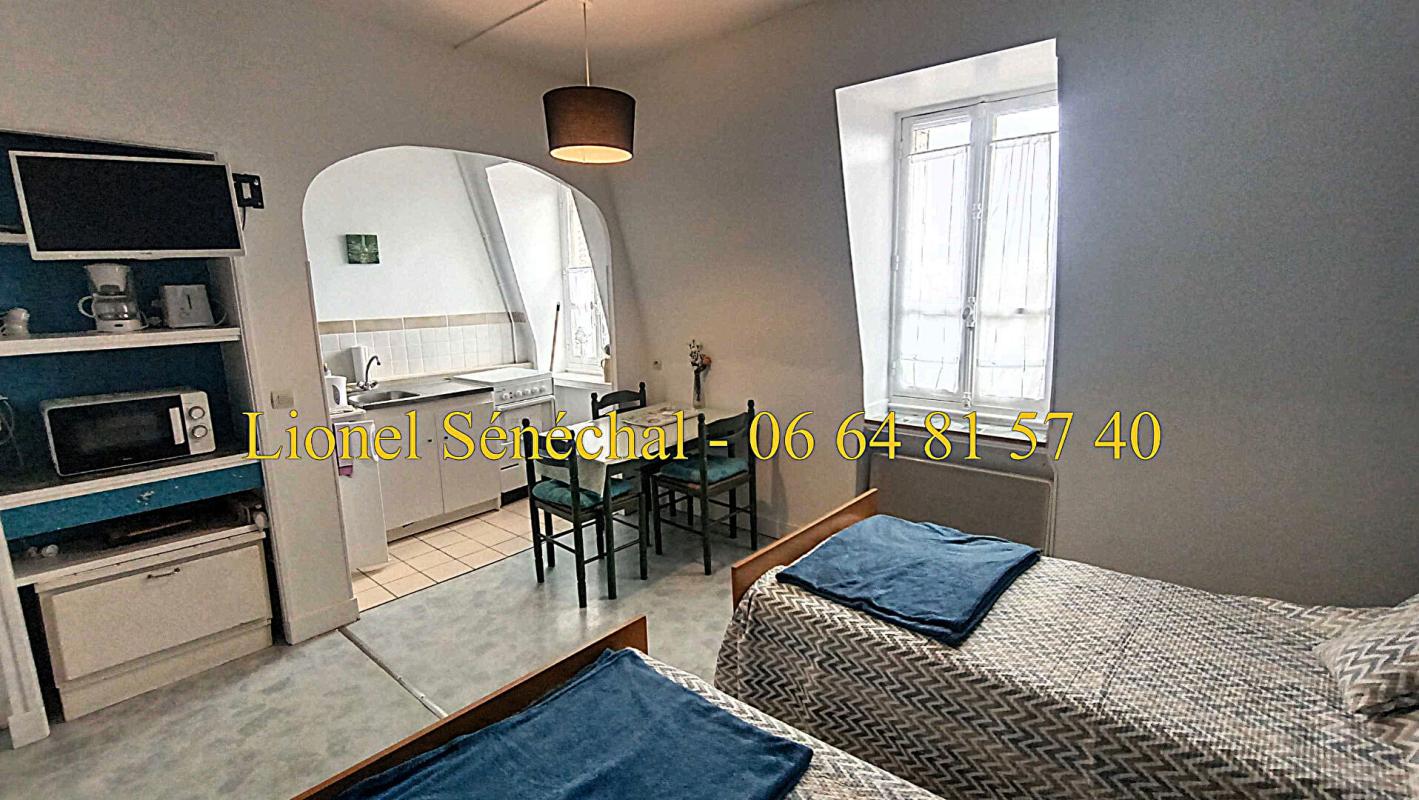 BAGNOLES-DE-L'ORNE Demeure de prestige en pierre de taille avec ses vitraux avec 12 studios pour une superficie de 300 m2 habitables en plein coeur du centre ville de Bagnoles de l' Orne 4