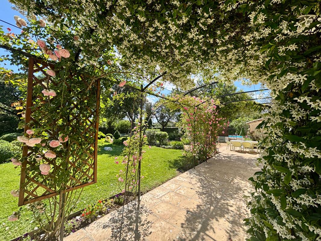 UZES Elégante bastide de caractère 15