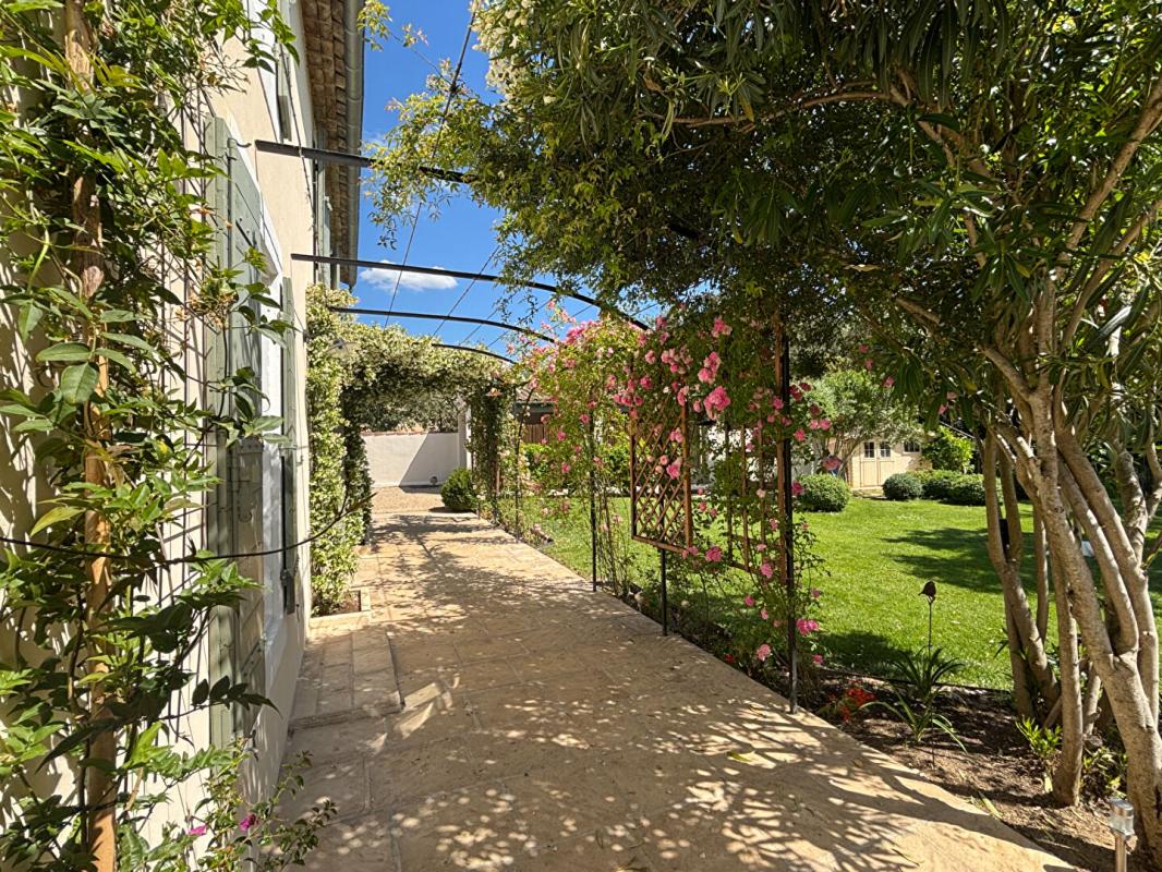 UZES Elégante bastide de caractère 3