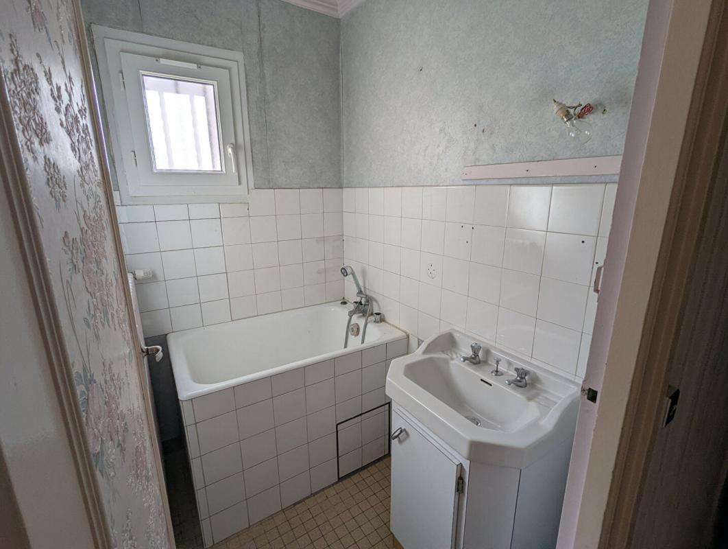 LA LOUPE Propriété sur sous-sol total d'envrion 62m2 2 chambres parcelles 805m2 9