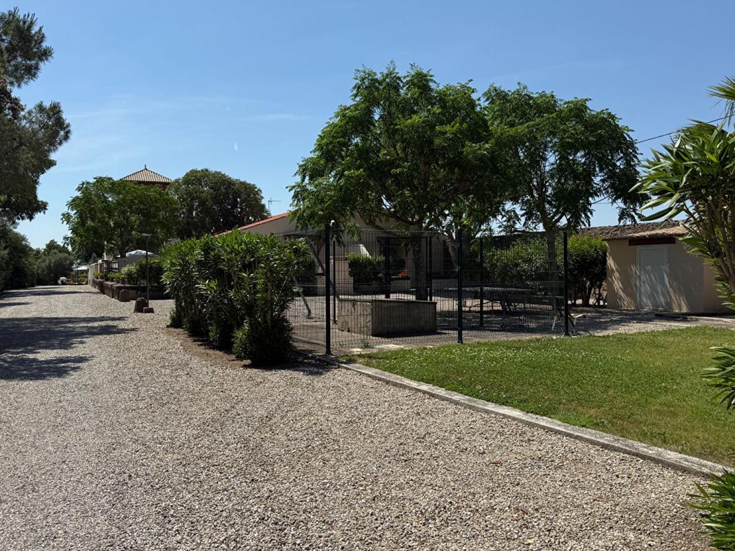 VIAS Domaine de caractère avec gîtes, chambres d'hôtes et parc de 1,7 hectare à Vias 17