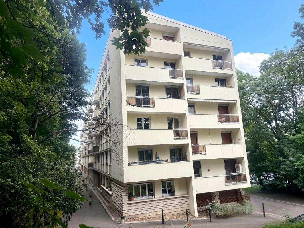 LE PECQ Appartement 3 pièces de 67.62 m2 - balcon- parking- cave 13