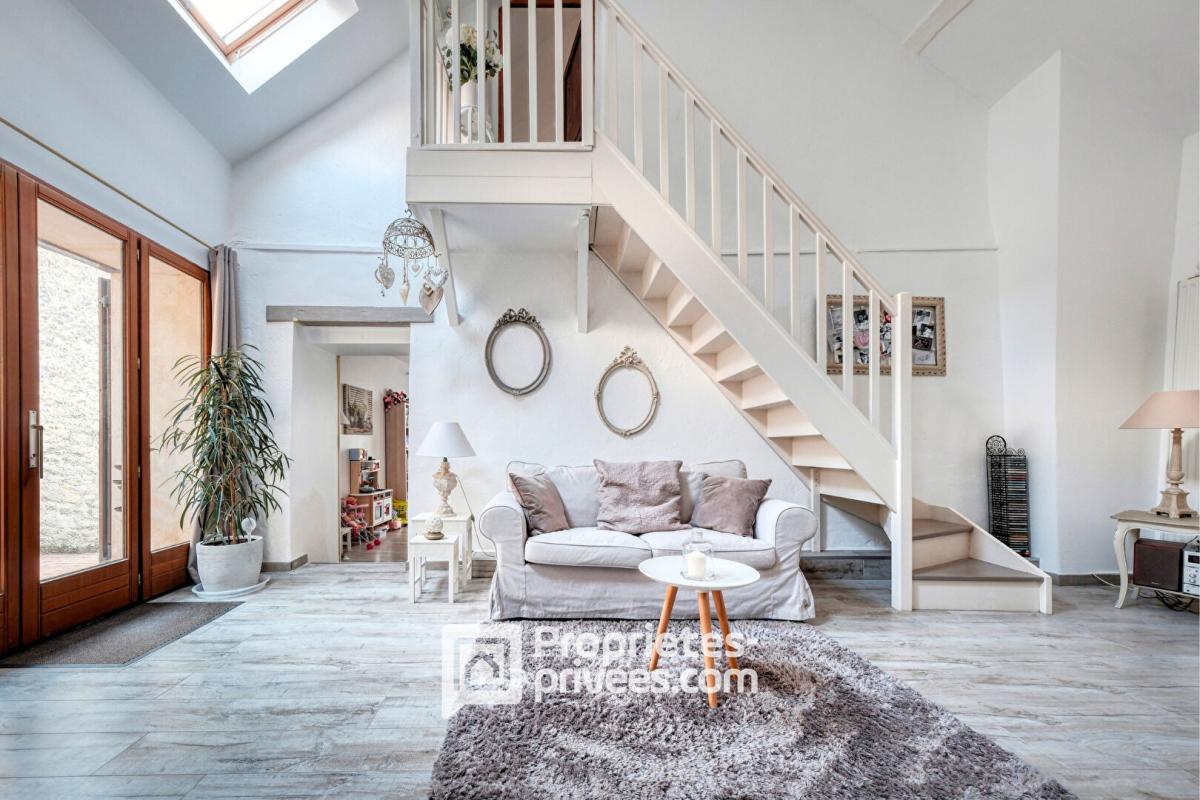 LIMOURS Bien de caractère et sa pièce de vie façon Loft 6