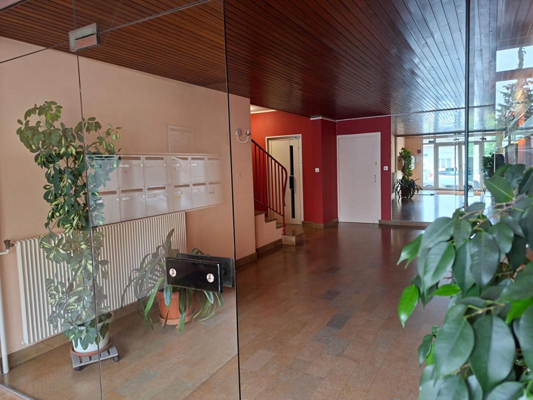 MONTCEAU-LES-MINES Appartement Montceau Les Mines 5 pièce(s) 108.5 m2 1