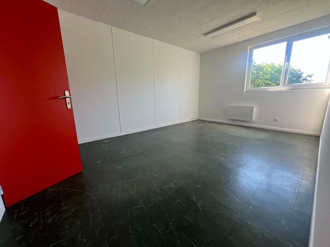 VERNEUIL-EN-HALATTE BUREAU 32M2 2 PIECES AVEC 2 PARKINGS 3