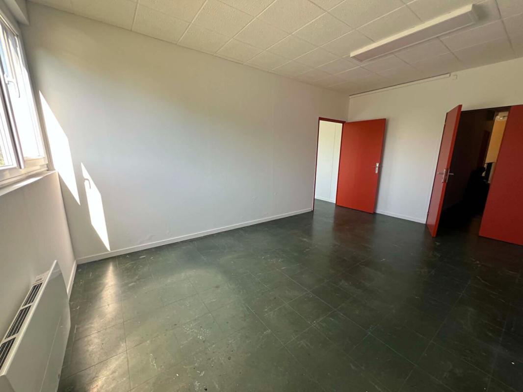 VERNEUIL-EN-HALATTE BUREAU 32M2 2 PIECES AVEC 2 PARKINGS 4