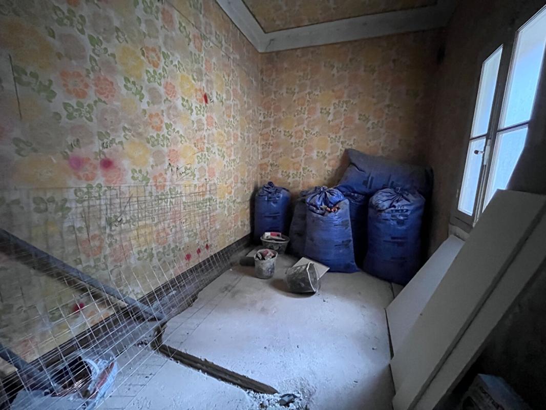 MILLAS Immeuble de rapport de 200 m² environs à rénover pouvant être aménagé en deux appartements et un local 10