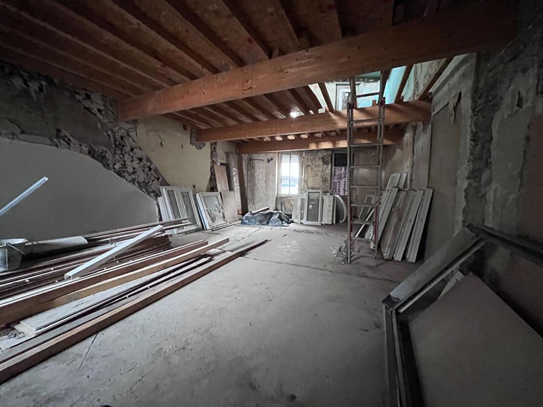 MILLAS Immeuble de rapport de 200 m² environs à rénover pouvant être aménagé en deux appartements et un local 4