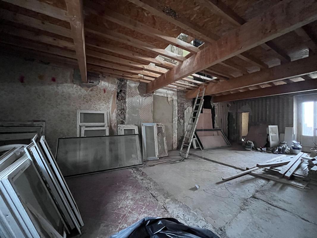 MILLAS Immeuble de rapport de 200 m² environs à rénover pouvant être aménagé en deux appartements et un local 5