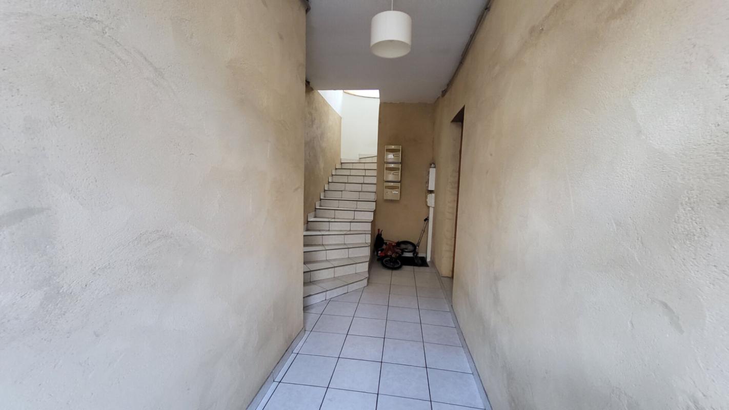 BERGERAC 24000 Perigueux maison divisée en 2 apparts  f2 et f3 et atelier professionnel  artistique et galerie 9
