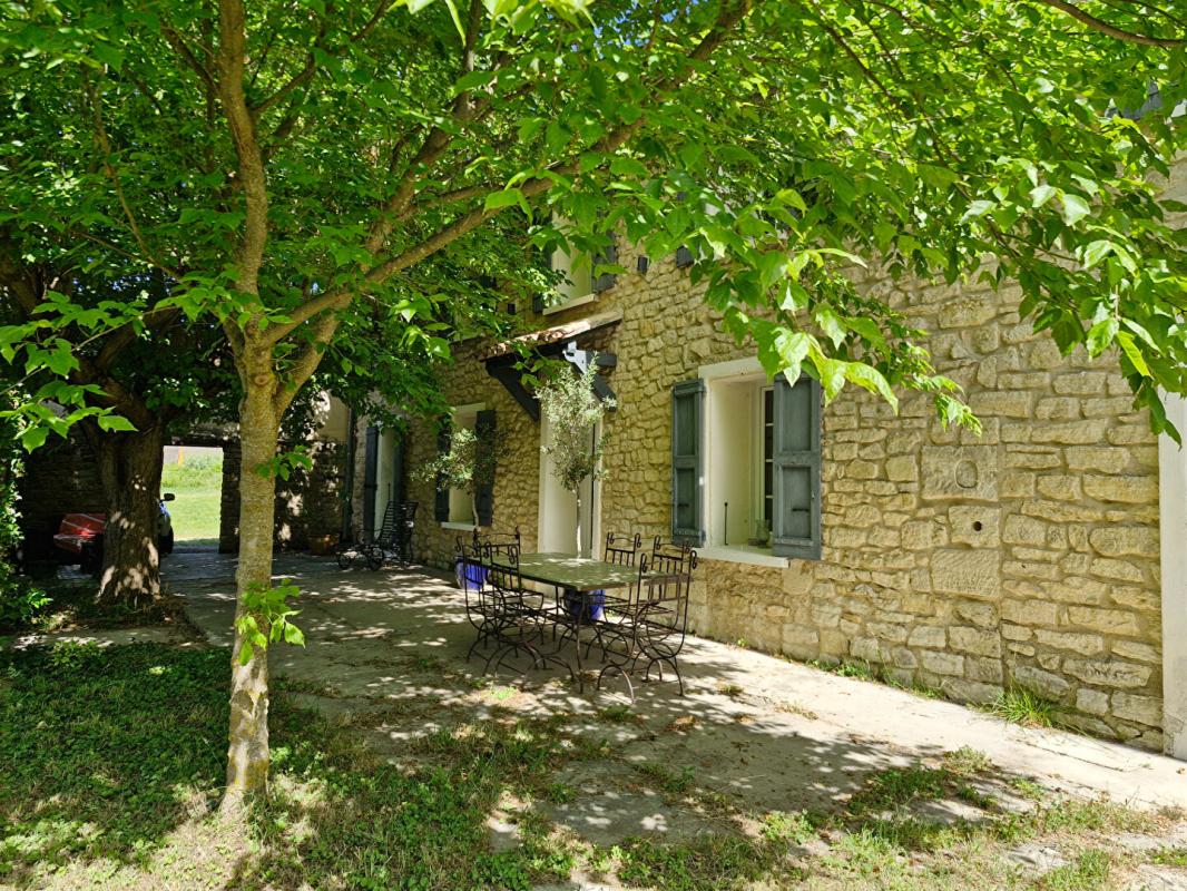 SAINT-PIERRE-DE-VASSOLS Grand mas avec dépendances en campagne au milieu des champs 11