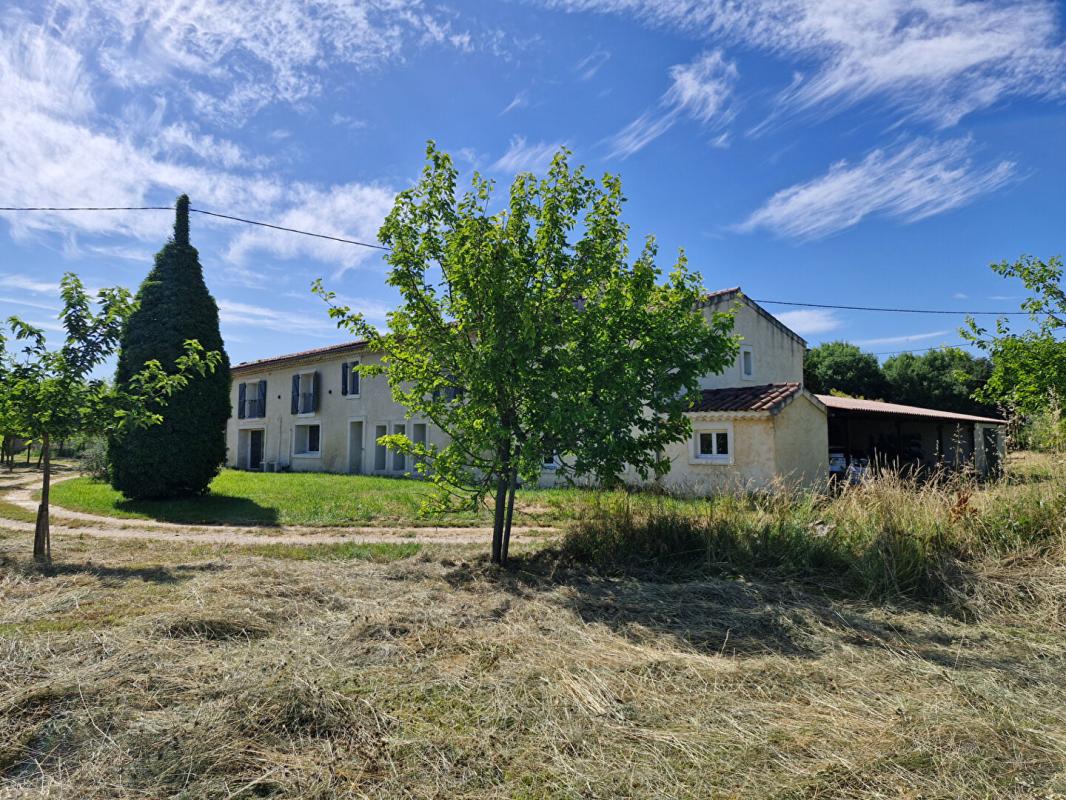 SAINT-PIERRE-DE-VASSOLS Grand mas avec dépendances en campagne au milieu des champs 9