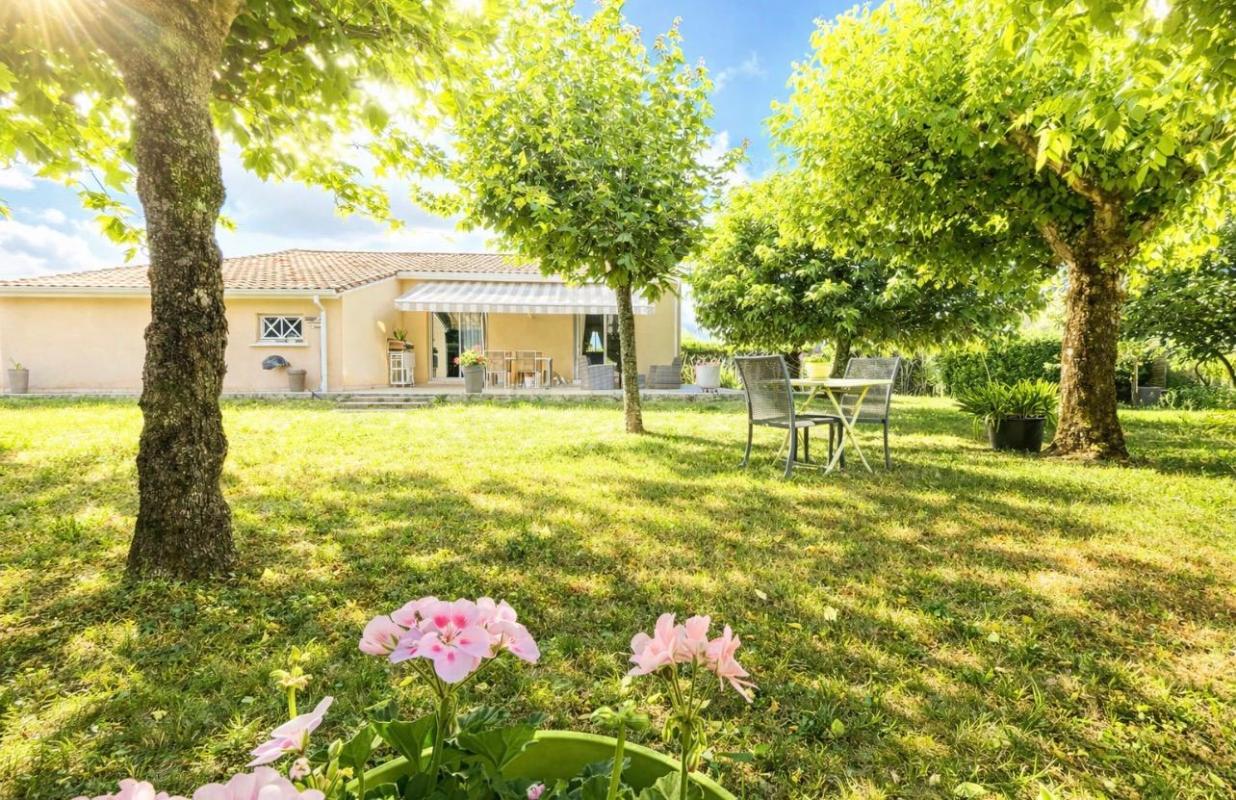 MARSAS Tout proche de Saint-André de Cubzac à Marsas - Maison contemporaine soigneusement entretenue 5 pièce(s) 96 m² habitables sur terrain d'environ 1230 m² clos - Dépendances - Terrain paysagé et arboré - Piscinable 13