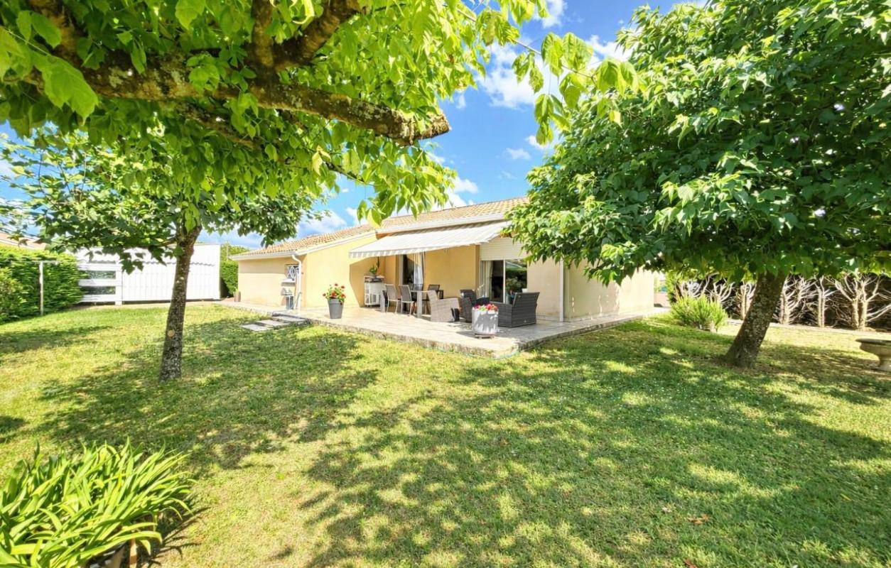 MARSAS Tout proche de Saint-André de Cubzac à Marsas - Maison contemporaine soigneusement entretenue 5 pièce(s) 96 m² habitables sur terrain d'environ 1230 m² clos - Dépendances - Terrain paysagé et arboré - Piscinable 15