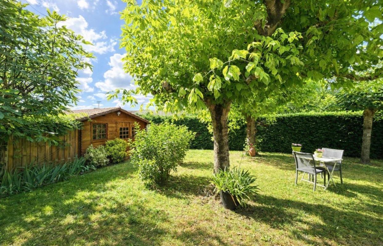 MARSAS Tout proche de Saint-André de Cubzac à Marsas - Maison contemporaine soigneusement entretenue 5 pièce(s) 96 m² habitables sur terrain d'environ 1230 m² clos - Dépendances - Terrain paysagé et arboré - Piscinable 16