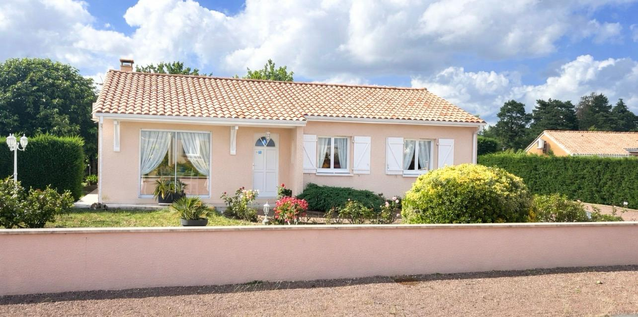MARSAS Tout proche de Saint-André de Cubzac à Marsas - Maison contemporaine soigneusement entretenue 5 pièce(s) 96 m² habitables sur terrain d'environ 1230 m² clos - Dépendances - Terrain paysagé et arboré - Piscinable 2