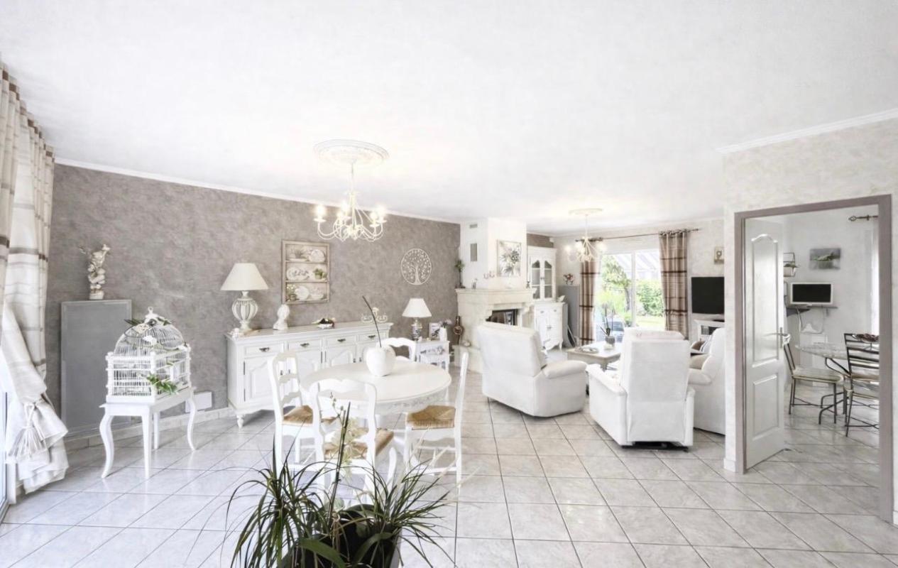 MARSAS Tout proche de Saint-André de Cubzac à Marsas - Maison contemporaine soigneusement entretenue 5 pièce(s) 96 m² habitables sur terrain d'environ 1230 m² clos - Dépendances - Terrain paysagé et arboré - Piscinable 5