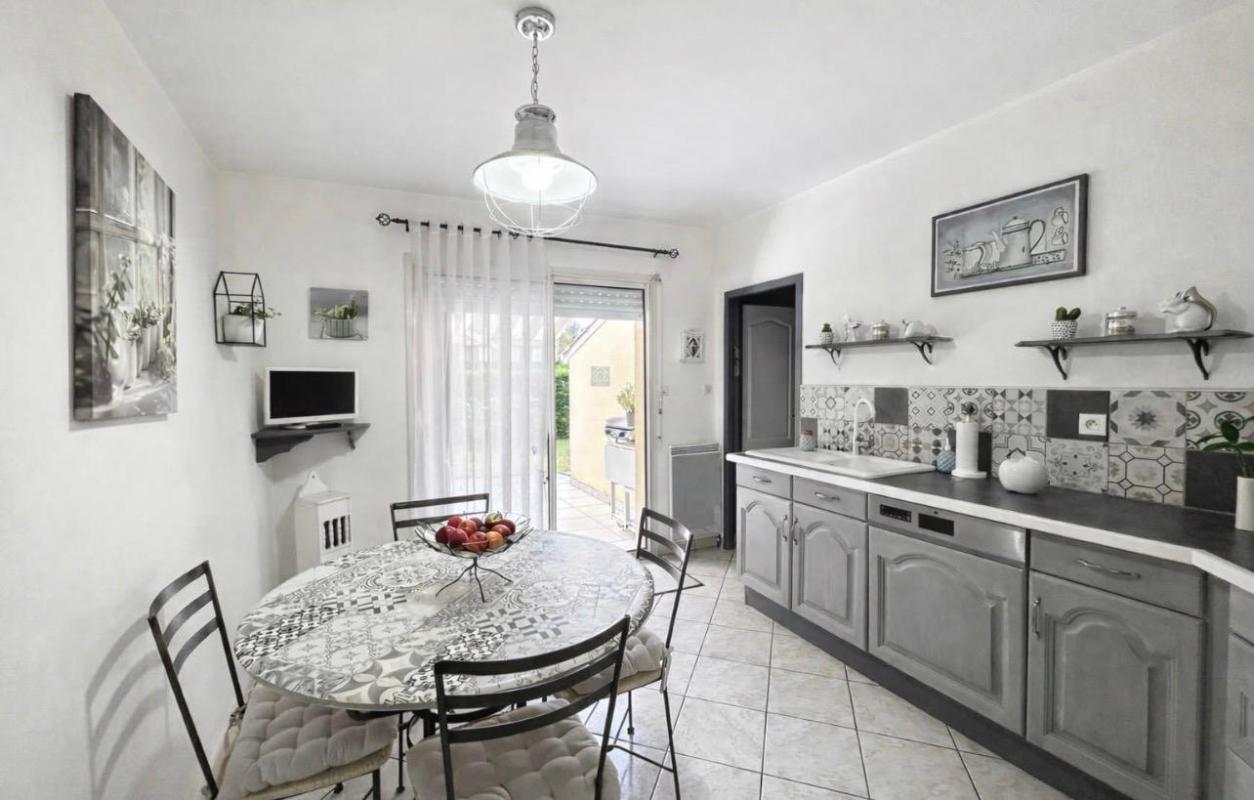 MARSAS Tout proche de Saint-André de Cubzac à Marsas - Maison contemporaine soigneusement entretenue 5 pièce(s) 96 m² habitables sur terrain d'environ 1230 m² clos - Dépendances - Terrain paysagé et arboré - Piscinable 6