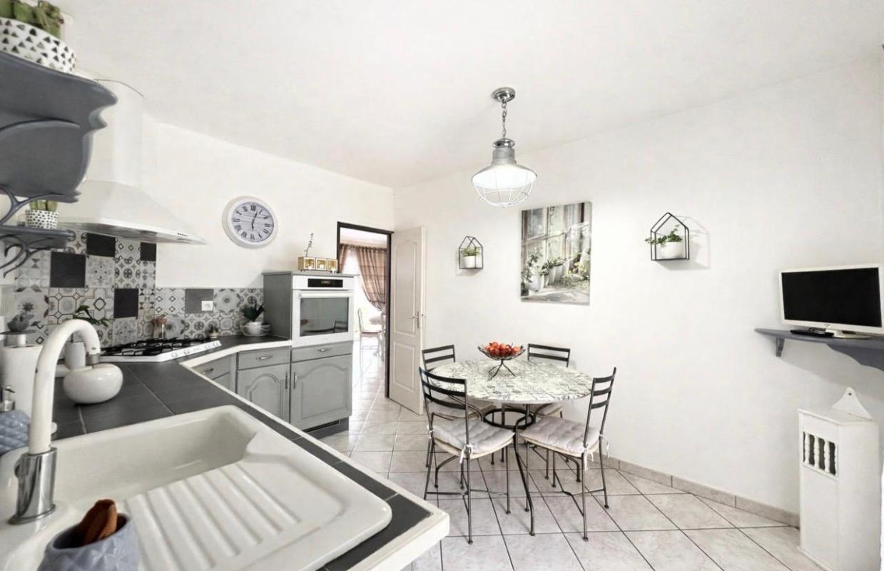 MARSAS Tout proche de Saint-André de Cubzac à Marsas - Maison contemporaine soigneusement entretenue 5 pièce(s) 96 m² habitables sur terrain d'environ 1230 m² clos - Dépendances - Terrain paysagé et arboré - Piscinable 7