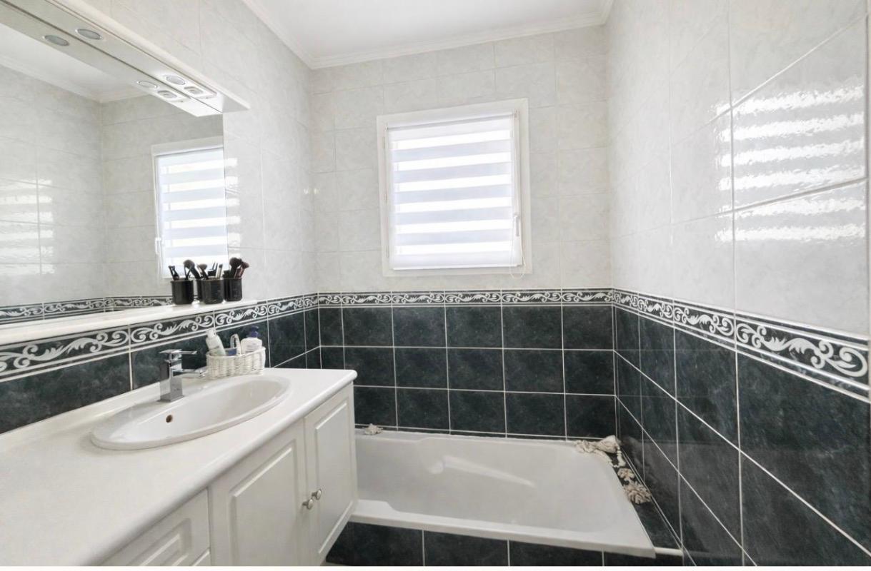 MARSAS Tout proche de Saint-André de Cubzac à Marsas - Maison contemporaine soigneusement entretenue 5 pièce(s) 96 m² habitables sur terrain d'environ 1230 m² clos - Dépendances - Terrain paysagé et arboré - Piscinable 8