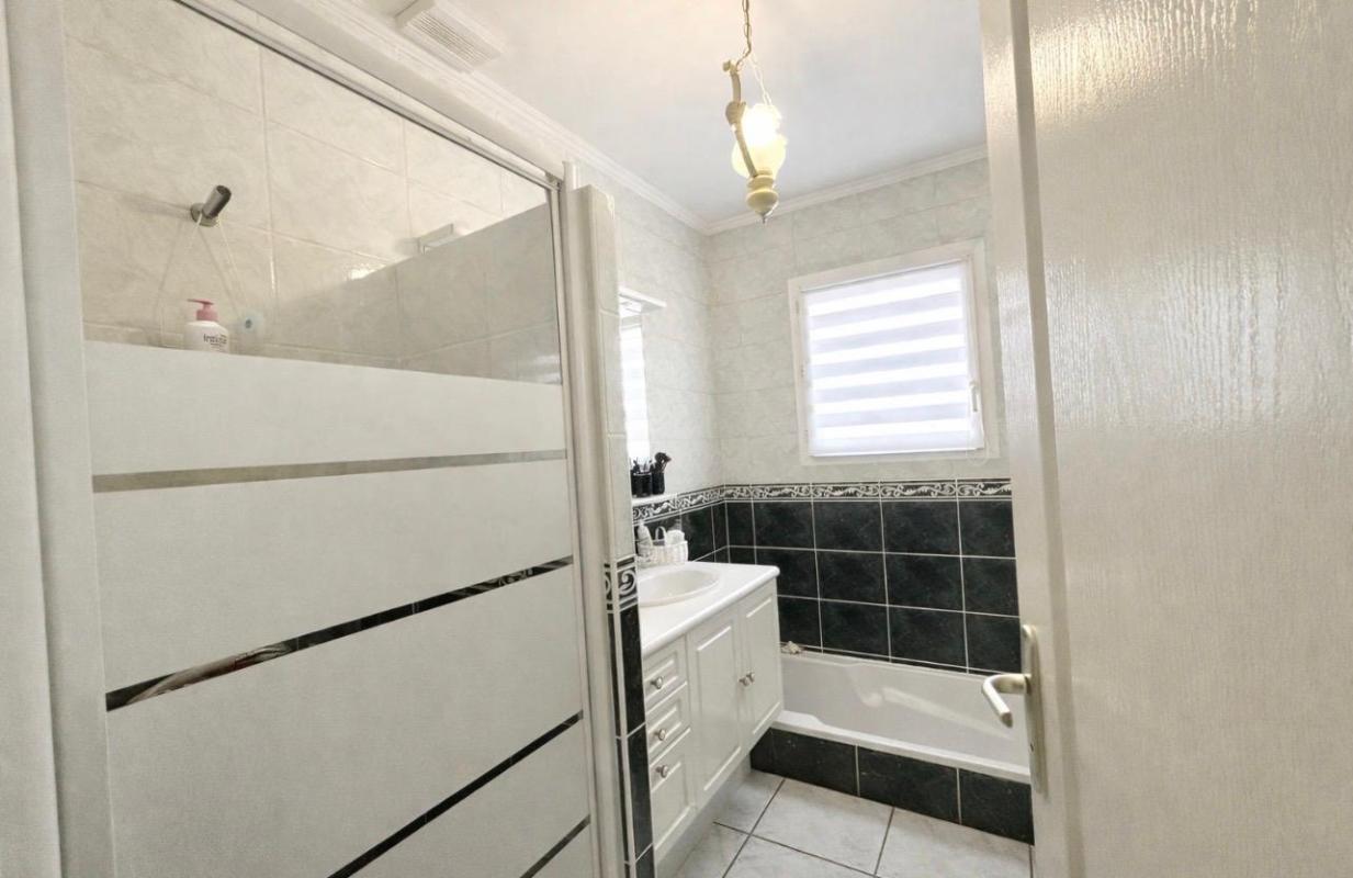 MARSAS Tout proche de Saint-André de Cubzac à Marsas - Maison contemporaine soigneusement entretenue 5 pièce(s) 96 m² habitables sur terrain d'environ 1230 m² clos - Dépendances - Terrain paysagé et arboré - Piscinable 9