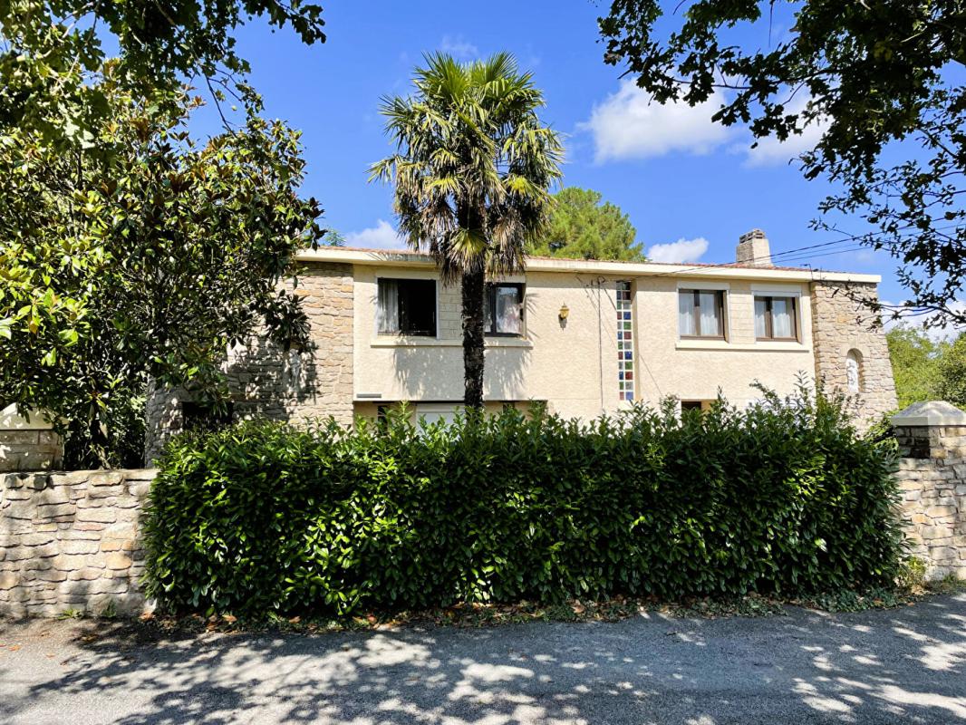 SAINT-HILAIRE-DE-CLISSON Maison à rénover Saint Hilaire De Clisson 9 pièce(s) 130 m2 9