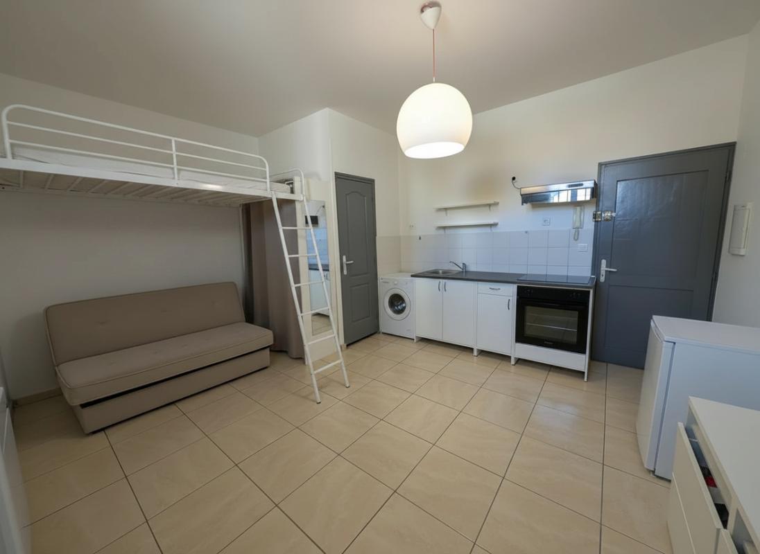 SALON-DE-PROVENCE Studio 20 m² à louer -  Salon-de-Provence 4