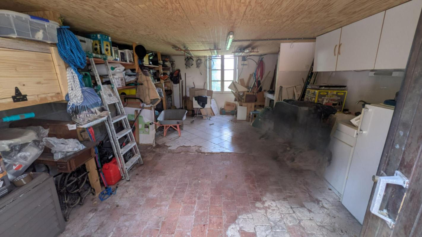 MONTAIGU-LE-BLIN Sur Montaigu le blin, longère et dépendances 15