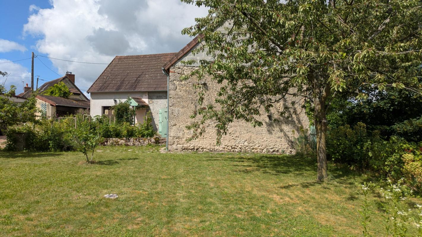 MONTAIGU-LE-BLIN Sur Montaigu le blin, longère et dépendances 3