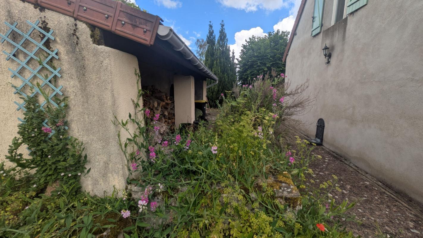 MONTAIGU-LE-BLIN Sur Montaigu le blin, longère et dépendances 4