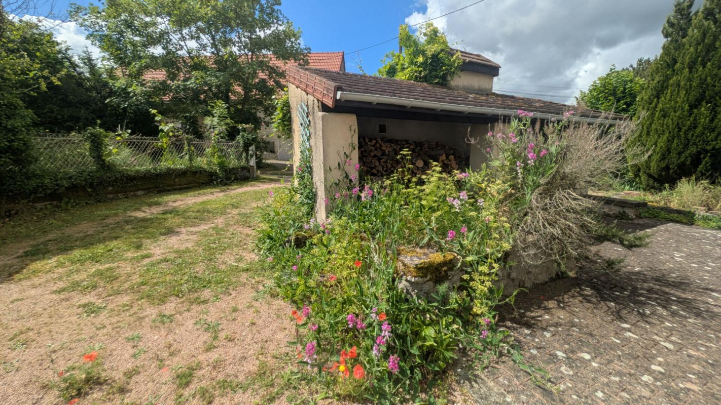 MONTAIGU-LE-BLIN Sur Montaigu le blin, longère et dépendances 5