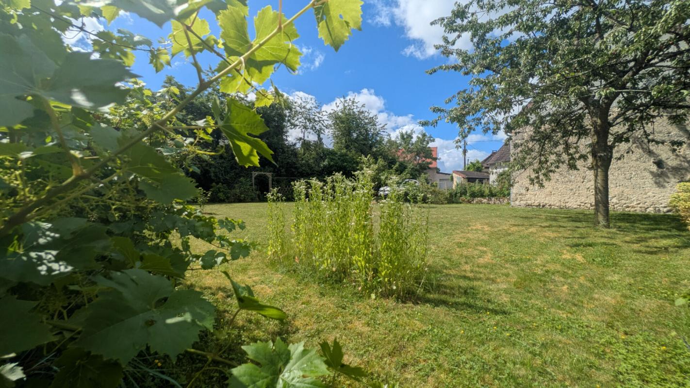 MONTAIGU-LE-BLIN Sur Montaigu le blin, longère et dépendances 6