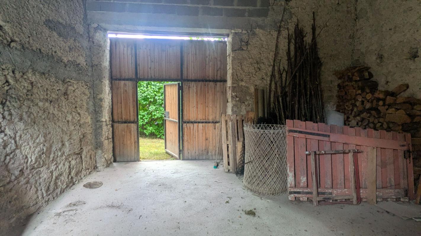 MONTAIGU-LE-BLIN Sur Montaigu le blin, longère et dépendances 8